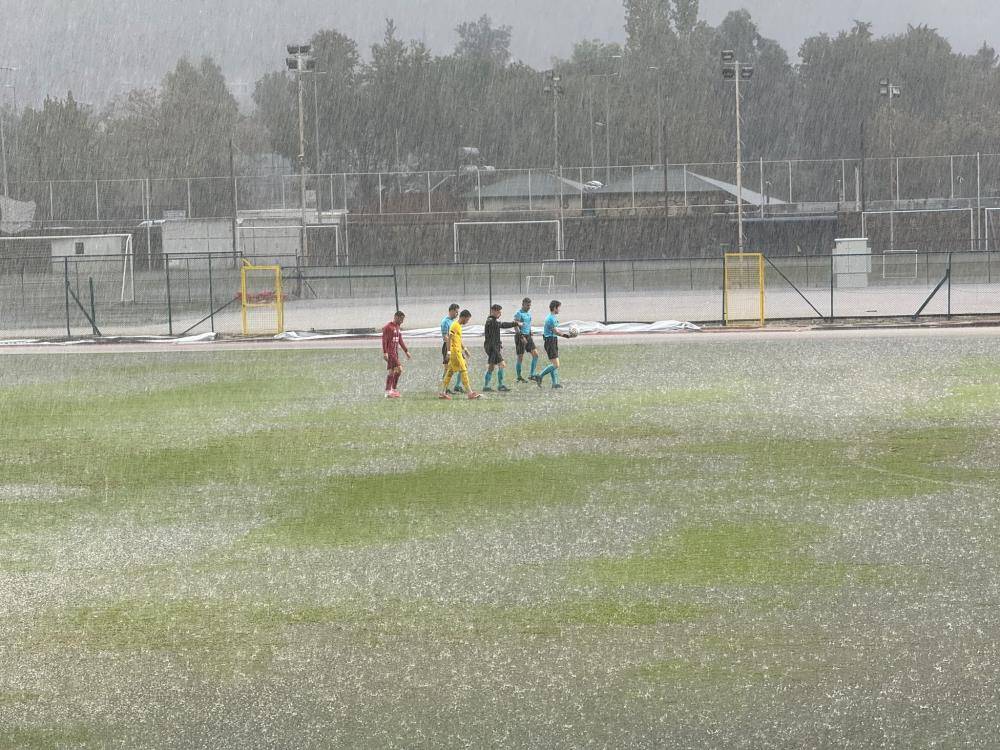 Sağanak yağış stadyumu göle çevirdi! Fethiyespor-Eyüpspor maçı iptal... 1
